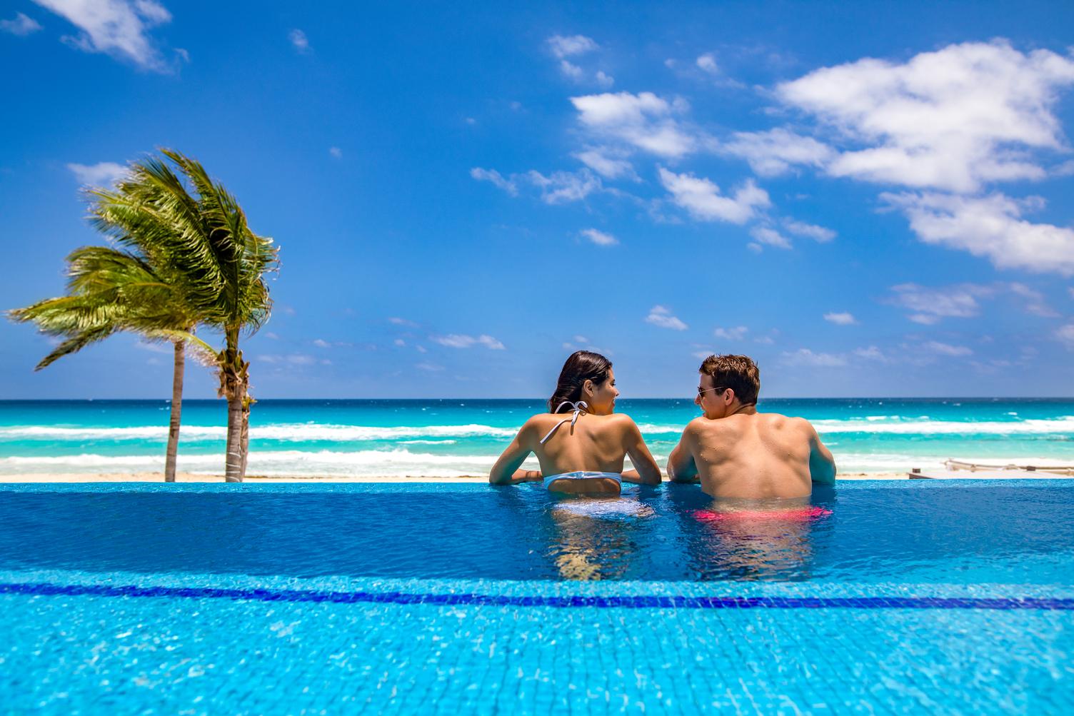 Junior Suite met 1 Kingsize Bed en Directe Toegang tot de Infinity Pool - aan het Strand
